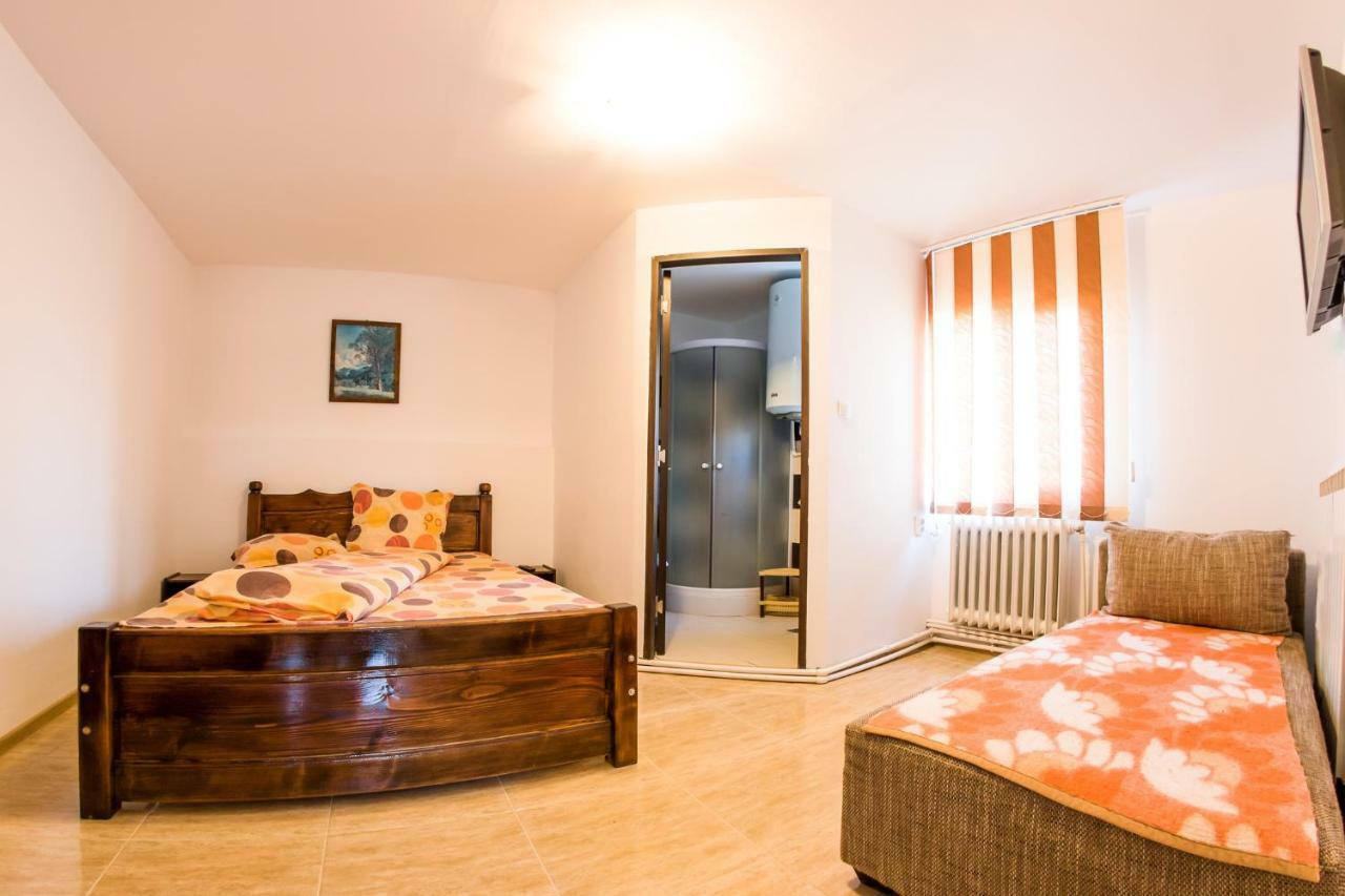 Casa De Vacanta Jeny Novaci-Străini Kültér fotó